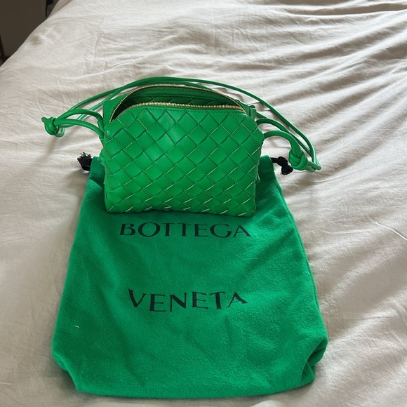 Bottega Veneta Loop Mini Intrecciato Leather Shoulder bag in Bottega Green - Picture 5 of 11